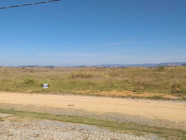 40m de frente por 80m de fundos